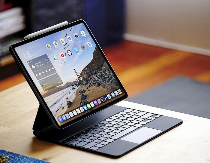 Xét về tổng thể, với một Keyboard dành cho ipad pro, đây là một phụ kiện tốt về mọi mặt, trải nghiệm gõ, linh hoạt nhờ trackpad, cổng sạc type C, tùy biến thay đổi góc độ màn hình 130 độ và chắc chắn. Tuy nhiên mức giá thì khá là "đắt đỏ".