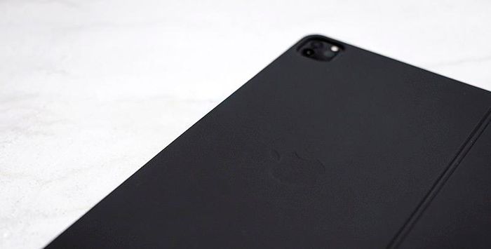 Phần lưng vẫn là thiết kế đơn giản với logo "táo khuyết" được dập chìm.