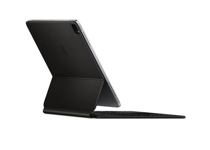 Apple mô tả bàn phím Magic Keyboard có “thiết kế nổi với khả năng điều chỉnh góc đặt mượt mà”. Bàn phím này có thể gắn từ tính vào iPad Pro và có bản lề được thiết kế độc đáo, cho phép nó điều chỉnh lên tới 130 độ.
