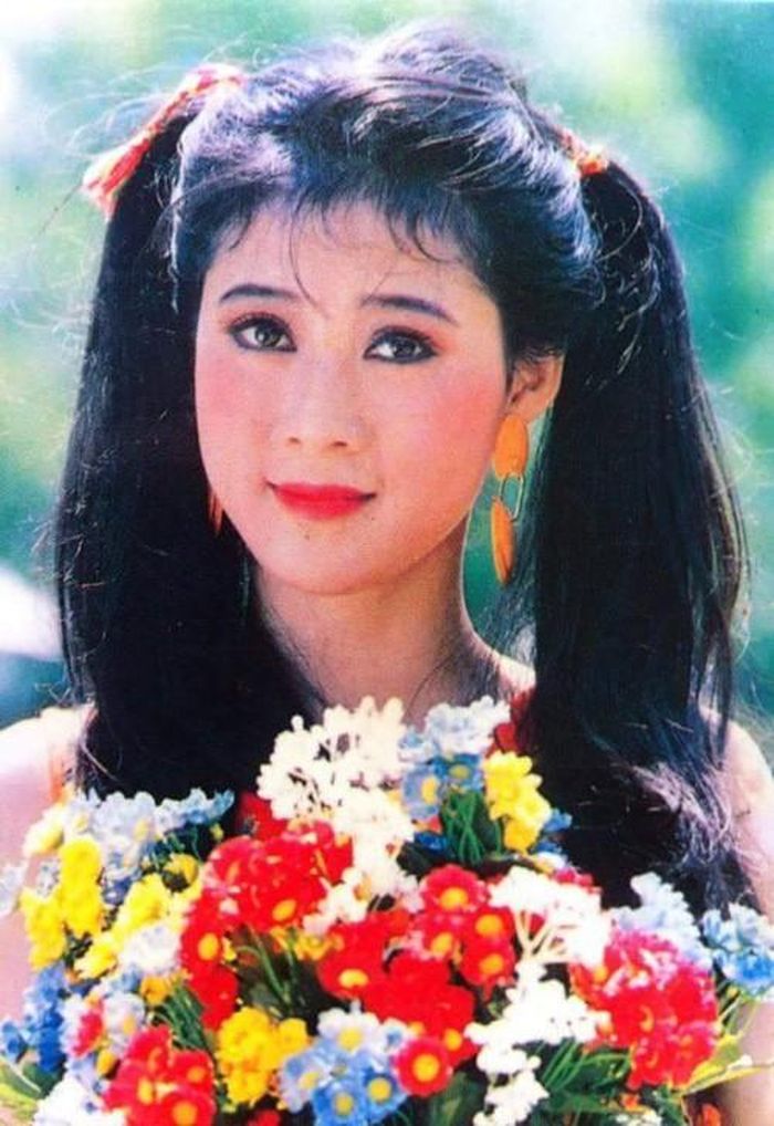 Nhắc đến Diễm Hương, khán giả nhớ ngay đến mỹ nhân sáng giá nhất của dòng phim "mỳ ăn liền" cuối thập niên 80, đầu thập niên 90. Cô là một trong những tên tuổi sáng giá của điện ảnh thời đắt khách, sánh vai cùng Lý Hùng, Lê Công Tuấn Anh, Thái San, Lê Tuấn Anh...