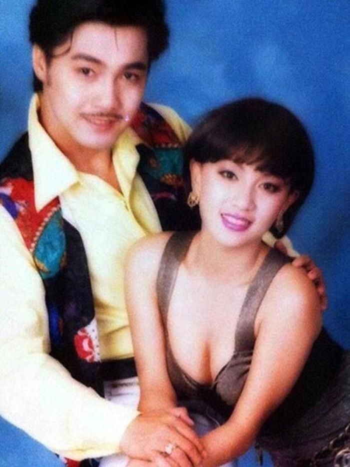 Y Phụng từng có tin đồn tình cảm với tài tử Lý Hùng. Chuyện tình giữa hai người cũng không kéo dài được lâu, thậm chí mãi đến năm 2004, khi Lý Hùng lên tiếng thừa nhận mối quan hệ thì công chúng mới vỡ lẽ, chuyện tình của họ năm xưa không phải là tin đồn.
