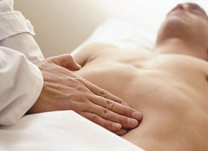 Ngay khi thấy những dấu hiệu trên bạn hãy đến gặp bác sĩ để được thăm khám bao gồm: khám lâm sàng toàn diện, nội soi trực tràng ở nam và trực tràng, âm đạo ở nữ. Ảnh minh họa: Internet