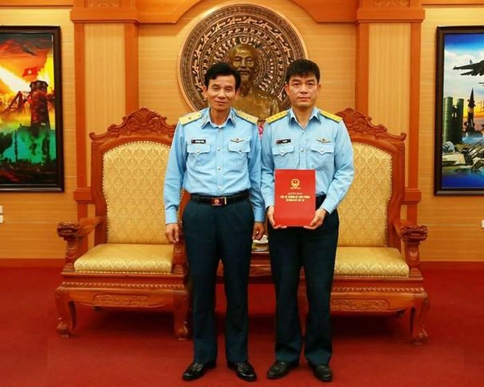 Thượng tá Phạm Lâm - Phó Viện trưởng Viện Kiểm sát quân sự Quân chủng Phòng không - Không quân nhận quyết định giữ chức vụ Viện trưởng Viện Kiểm sát quân sự Quân chủng Phòng không – Không quân.