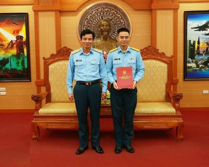 Thiếu tá Trịnh Văn Biển nhận quyết định bổ nhiệm.