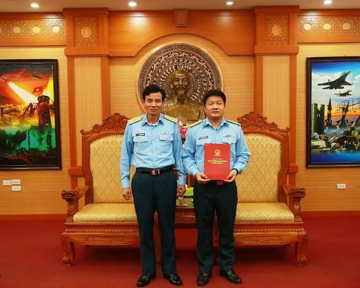 Trung tá Nguyễn Trọng Nghĩa nhận quyết định giữ chức vụ Phó Viện trưởng Viện Kiểm sát quân sự Quân chủng Phòng không – Không quân.