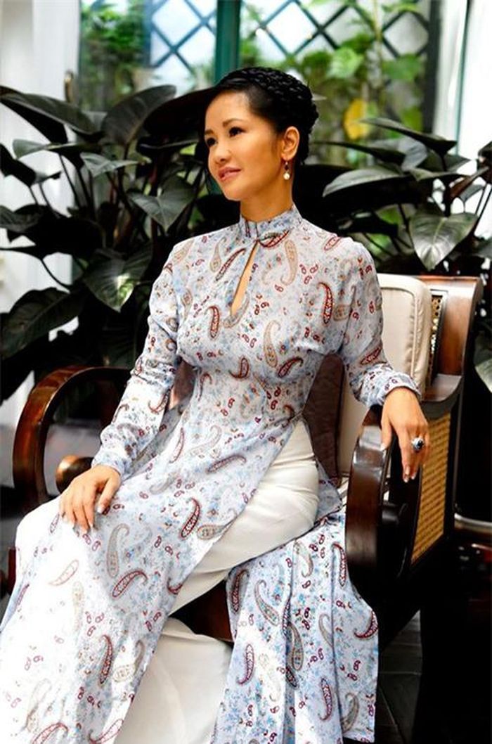  Khi lên sân khấu thể hiện những bản tình ca về Hà Nội, Hồng Nhung lại luôn chọn những bộ áo dài nền nã, thanh lịch, khéo léo tôn lên đường cong gợi cảm.