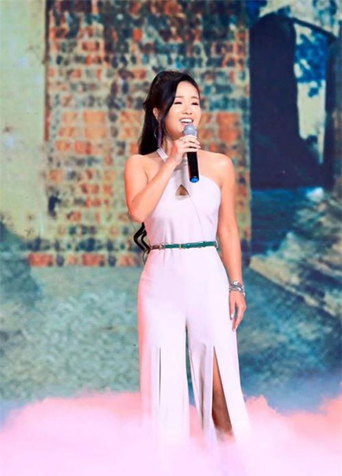  Đã đi hát chuyên nghiệp hơn 30 năm nhưng Hồng Nhung vẫn giữ được sự cuốn hút mỗi lần lên sân khấu. Cô không chỉ sở hưũgiọng hát điêu luyện, truyền cảm mà còn có lối trò chuyện thông minh và hài hước.