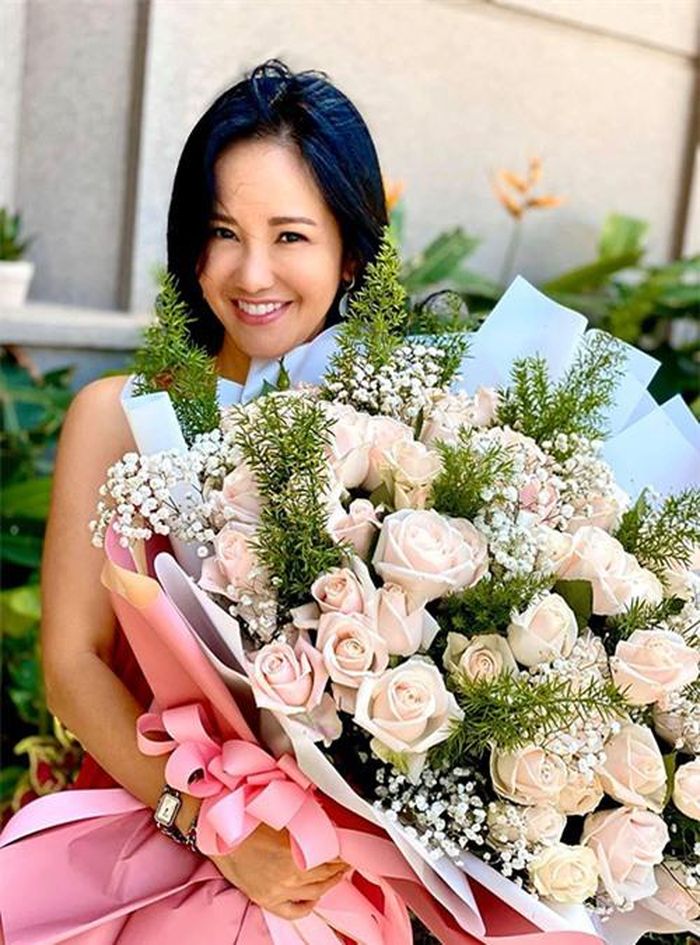  Hồng Nhung vốn nổi tiếng là trẻ hơn tuổi. Bước vào tuổi 50, nữ ca sĩ vẫn giữ được vóc dáng thon gọn, tràn đầy sức sống và không bó buộc bản thân trong bất kỳ khuôn khổ nào về thời trang.