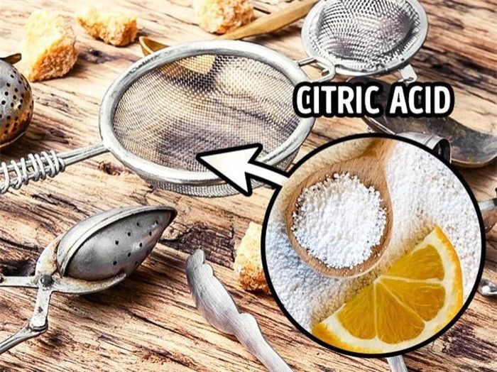  Để rửa máy ép và bộ lọc trà, ngâm chúng trong nước với axit xitric trong một giờ. 