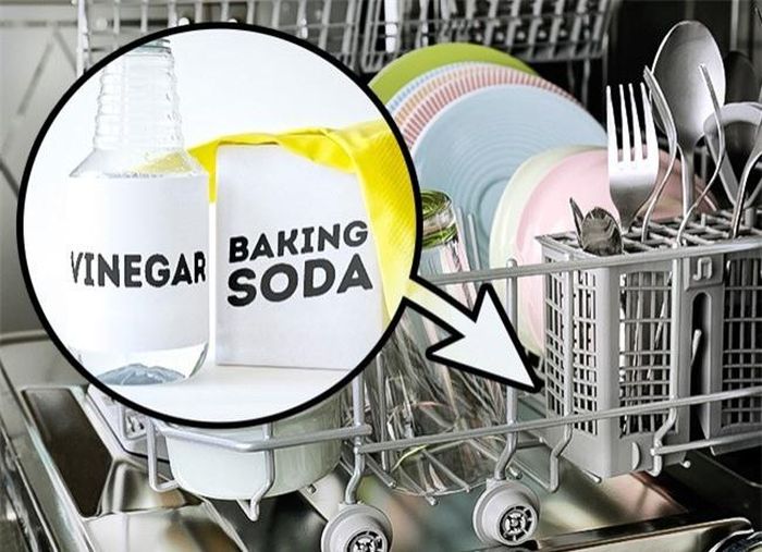  Để làm sạch máy rửa bát, đổ dấm vào trong chu kỳ đầu tiên, sau đó thêm một vài thìa baking soda trong lần thứ hai. 