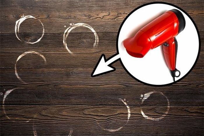  Các vết bẩn trên gỗ có thể được "sấy khô" bằng máy sấy tóc. Cuối cùng, lau bề mặt bằng dầu để làm ẩm. 