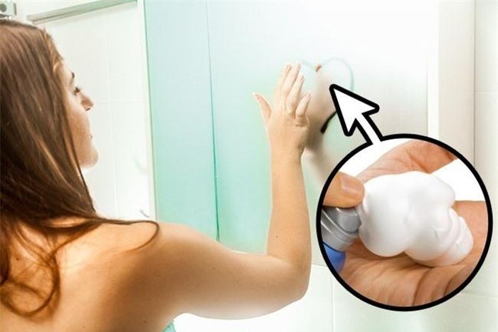  Gương phòng tắm sẽ không đổ mồ hôi nếu bạn xoa bọt cạo râu lên. 