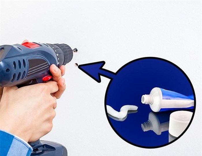  Các lỗ hở trên bức tường trắng có thể được che giấu bằng kem đánh răng. 