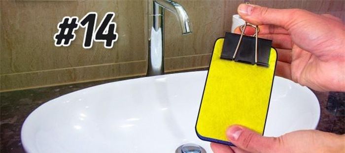  Tổ chức bếp. Treo miếng bọt biển vào vị trí tiện lợi giúp bạn tiết kiệm thời gian tìm kiếm khi muốn làm sạch đồ gia dụng. 