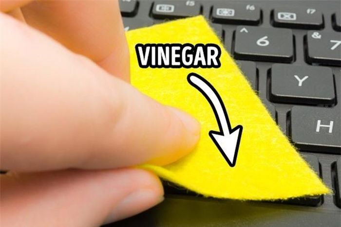  Vệ sinh máy tính xách tay với một miếng vải nhỏ được nhúng dấm. 