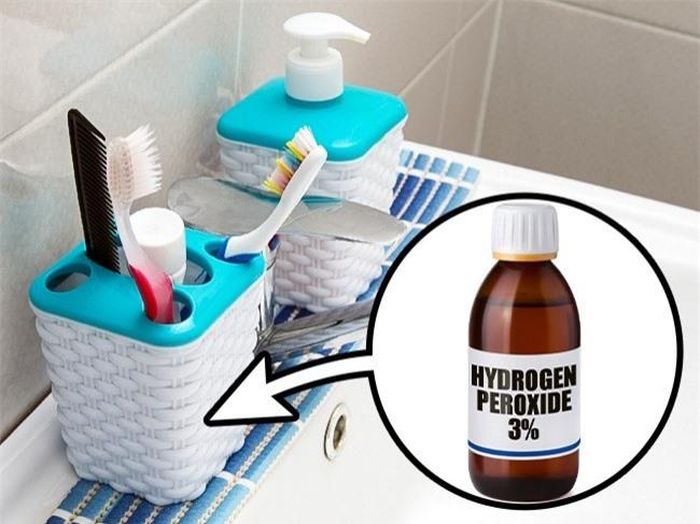  Để tránh vết bẩn ở đầu của bàn chải đánh răng, đổ một chút hydrogen peroxide vào nơi đựng bàn chải. 