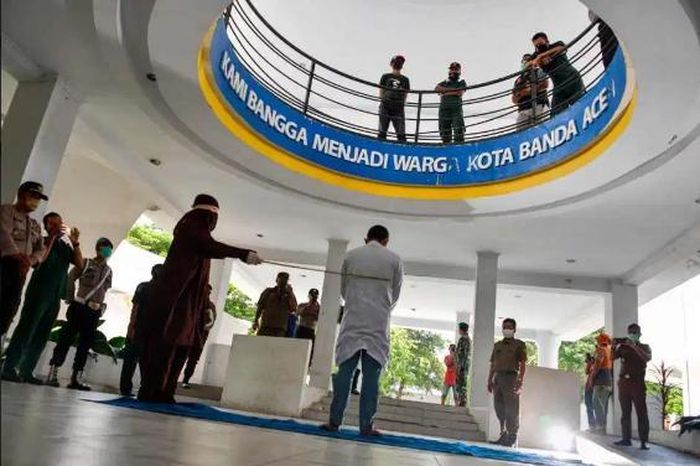 Buổi trừng phạt diễn ra trong lúc Indonesia vẫn thực hiện lệnh giãn cách xã hội.