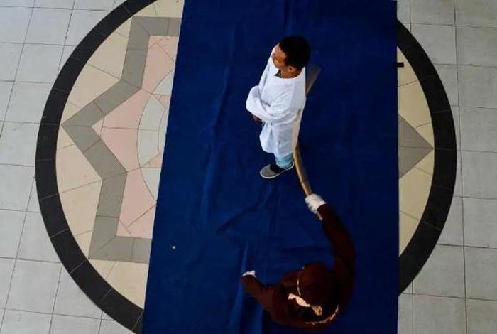 Dù trong thời gian nhạy cảm, song cơ quan chức năng ở Aceh vẫn tổ chức tụ tập đông người để thi hành hình phạt.
