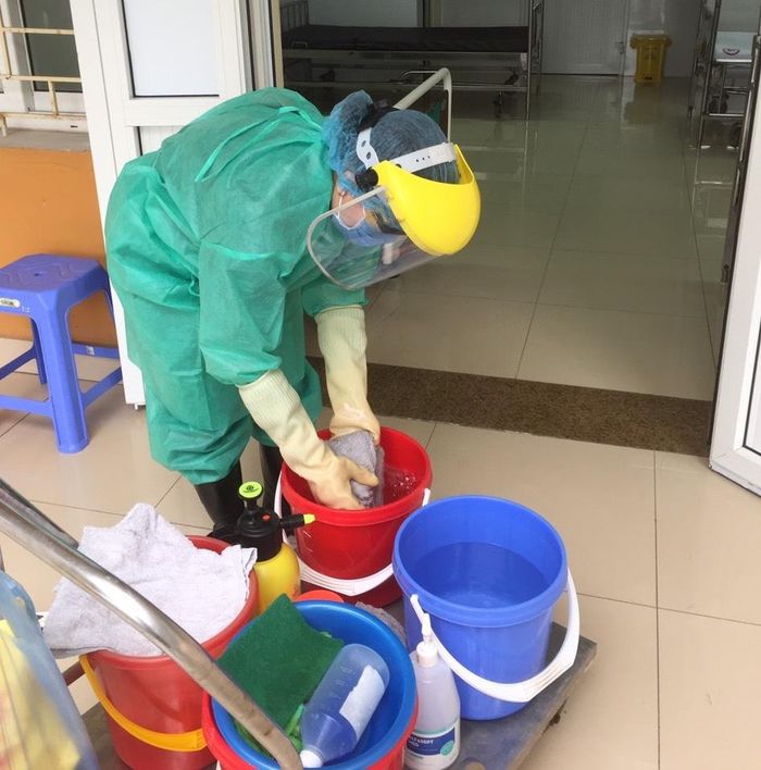 Vệ sinh khử khuẩn môi trường, phòng ốc là việc làm thường xuyên