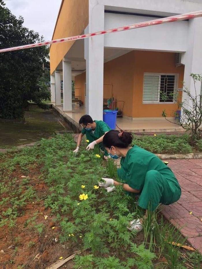 Khi rảnh rỗi lại chăm sóc hoa, vệ sinh môi trường trong khuôn viên khu cách ly