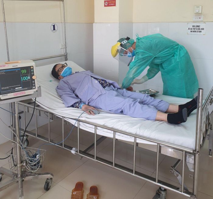 Công việc thường ngày của nhân viên y tế trong khu cách ly