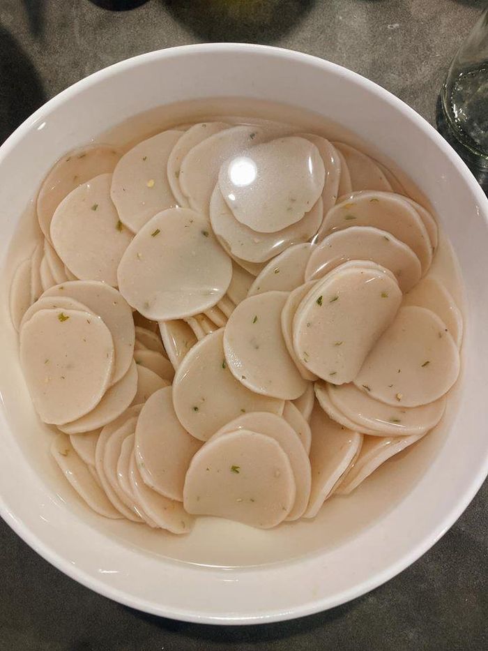 Đầu tiên, bạn đem phồng tôm ngâm vào bát nước từ 1-2 tiếng để bánh mềm. Bạn nên chọn loại phồng tôm tẩm sẵn gia vị để bánh có vị ngon, đậm đà. Ngoài ra, các loại bánh phồng có màu sẽ giúp món ăn bắt mắt hơn.