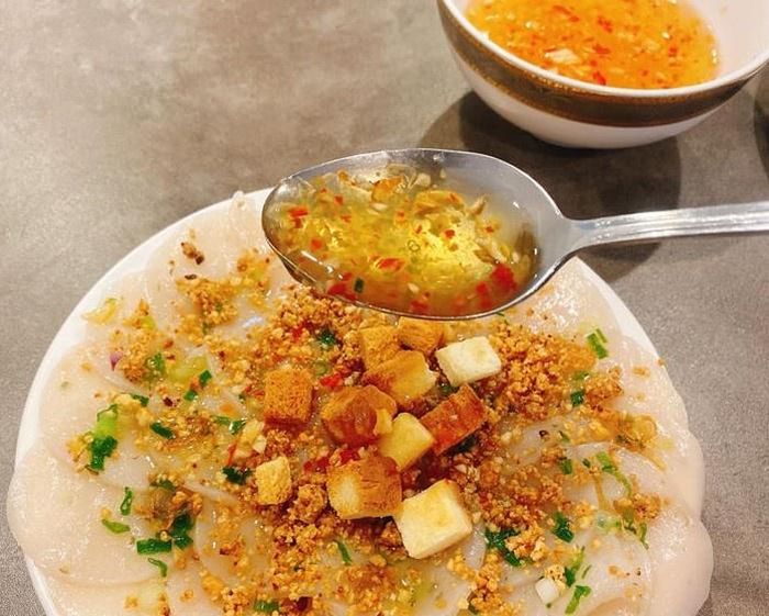 Nước mắm được pha theo công thức 2:4:2 lần lượt là đường, nước lọc, mắm. Lượng tỏi, ớt băm nhuyễn bỏ vào nước mắm có thể tùy theo khẩu vị của người ăn.