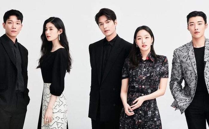  Trong bộ ảnh thời trang, dàn diễn viên mang đến hai thái cực khác biệt cho người xem. Sự trẻ trung với các trang phục màu sắc cùng vẻ thanh lịch trong những set đồ tông đen. Lee Min Ho cùng nữ chính Kim Go Eun trở thành tiêu điểm trong các khung hình với loạt trang phục hàng hiệu. 