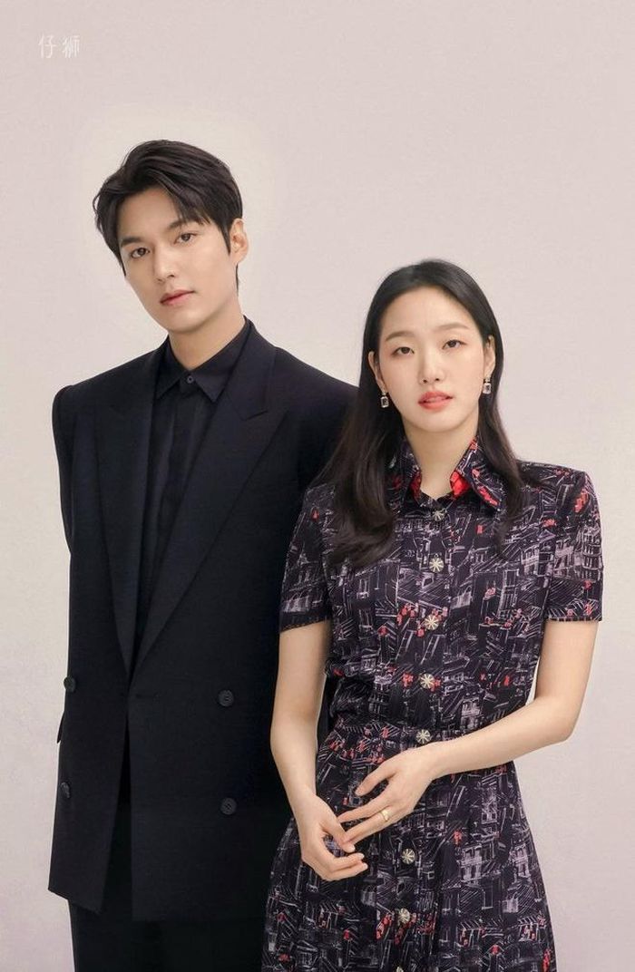  Trong bức ảnh khác, Lee Min Ho lựa chọn bộ trang phục tông đen đơn giản, phom dáng độn vai cứng cáp của Balenciaga nhằm tạo sự nổi bật cho nữ diễn viên. Kim Go Eun diện váy họa tiết của Chanel thuộc BST Xuân - Hè 2020 với mức giá 1.480 USD. Tuy nhiên, thiết kế của nhà mốt Pháp được cô biến tấu với phần tay áo ngắn và tiết chế những sợi dây đan trước ngực. 