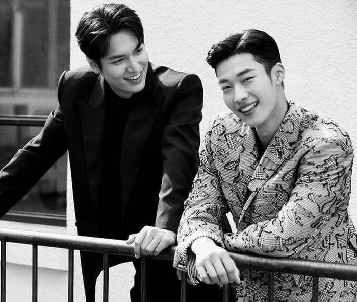  Anh cũng xuất hiện cùng nam phụ Woo Do Hwan để thể hiện sự thân thiết của mối quan hệ bạn bè lâu năm giống trong phim. Trước đó, tại buổi họp báo, Lee Min Ho và nam diễn viên 9X cũng có hành động khoác tay thân mật khiến nhiều người thích thú. Sau khi lên sóng tập đầu tiên, Quân vương bất diệt lập tức đạt kỷ lục rating tại Hàn Quốc. Tuy nhiên, phim lại khiến người hâm mộ băn khoăn vì chuỗi tình tiết đan xen phức tạp. 