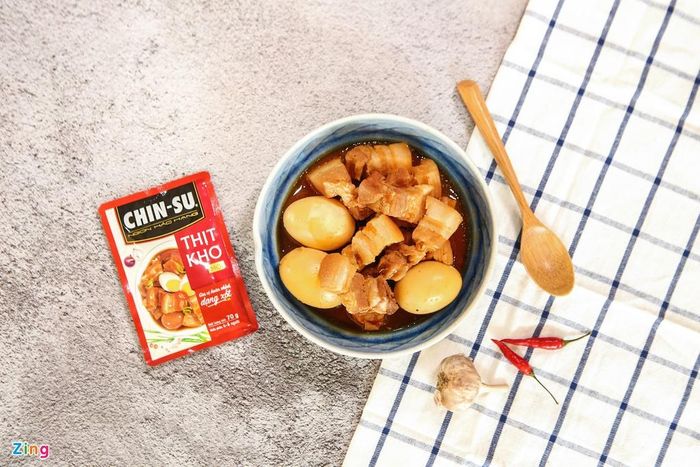  Thịt kho trứng vốn không khó chế biến, nhưng để nấu ngon lại không hề đơn giản, cần cân đo đong đếm gia vị, thắng nước hàng, sao cho thịt mềm nhừ mà không nát, lên màu vàng cánh gián đẹp mắt và hài hòa hai vị mặn - ngọt. Để rút ngắn thời gian chuẩn bị, chế biến và đảm bảo cho thành phẩm đẹp mắt, tròn vị, bạn có thể sử dụng gói gia vị thịt kho dạng xốt của Chin-Su. Nước xốt đặc sánh được căn chỉnh tỷ lệ gia vị giúp món ăn trở nên khó cưỡng với vị ngọt thanh của nước màu dừa, đậm đà nước mắm, thơm ngậy của thịt ba chỉ và trứng. 