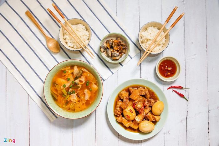  Bạn cũng có thể làm mới bữa ăn hàng ngày khi kết hợp thịt kho trứng, cá chỉ vàng cháy tỏi, canh kim chi thịt heo. Vị mặn ngọt, béo ngậy của thịt kho trứng, sự giòn rụm của cá chỉ vàng và hương cay nồng của canh kim chi hứa hẹn mang đến một bữa ăn hài hòa cả sắc, vị. 