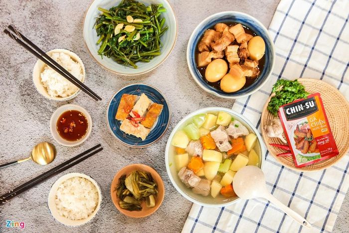  Trong thời gian giãn cách xã hội, thịt kho trứng sẽ là món ăn hấp dẫn giúp bữa cơm sum họp gia đình thêm ấm cúng. Thịt kho trứng ăn cùng cơm trắng vốn đã rất ngon, nhưng để đảm bảo bữa cơm cân bằng dinh dưỡng và đủ đầy, hãy chuẩn bị thêm một vài món ăn khác như canh rau củ nấu sườn non, rau muống xào tỏi, dưa cải muối chua… để mâm cơm thêm bắt mắt, ngon miệng. Đây là món ăn khoái khẩu của nhiều người. 