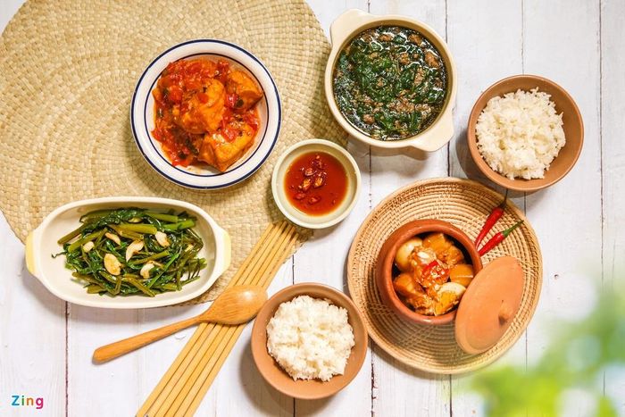  Mâm cơm thuần Việt quen thuộc nhất là thịt kho trứng ăn kèm cơm trắng, rau muống xào tỏi, đậu phụ xốt cà chua và canh cua rau đay. Đây đều là các món ăn quen thuộc, đảm bảo dinh dưỡng và rất phù hợp cho những ngày hè oi bức. 