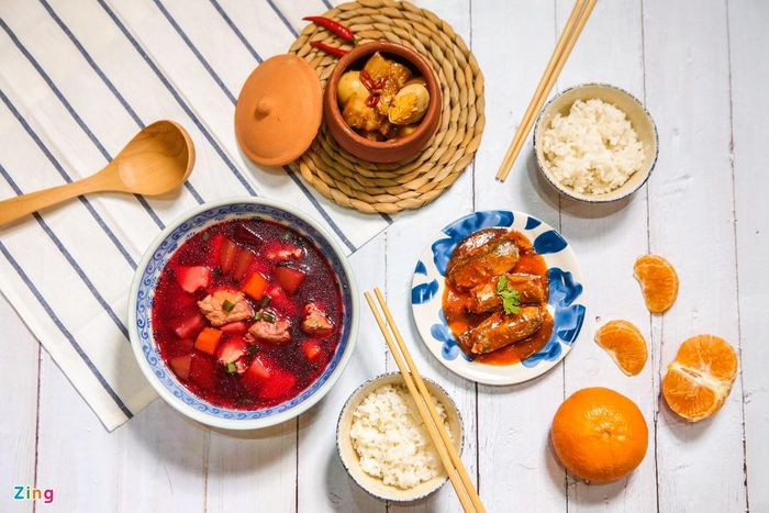  Vẫn với thịt kho trứng, bạn có thể tham khảo thực đơn đơn giản hơn cùng cá xốt cà đậm vị, canh sườn non nấu củ dền thanh mát, tráng miệng cùng trái cây họ cam quýt giàu vitamin C, giúp tăng cường sức đề kháng, bảo vệ sức khỏe các thành viên trong gia đình giữa mùa dịch. 