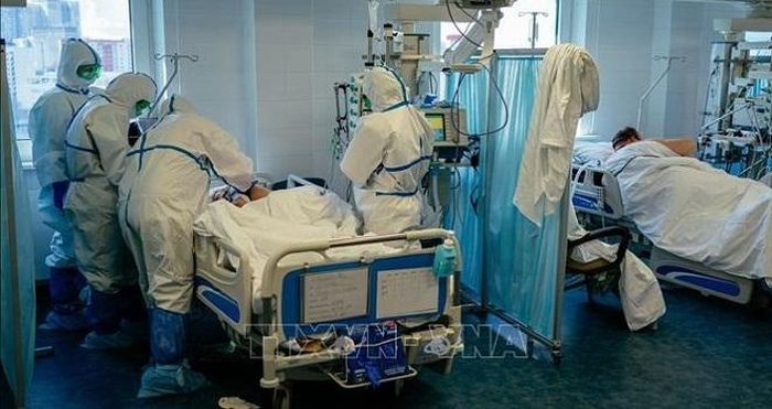 Nhân viên y tế điều trị cho bệnh nhân mắc COVID-19 tại một bệnh viện ở Moskva, Nga ngày 20/4/2020. Ảnh: AFP/TTXVN