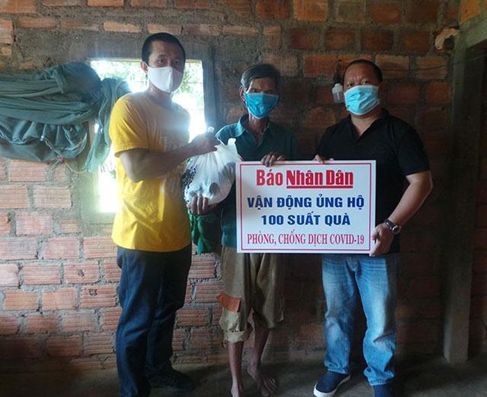 Phóng viên thường trú Báo Nhân Dân cùng nhà tài trợ trao quà tại gia đình ông Phạm Văn Lực.