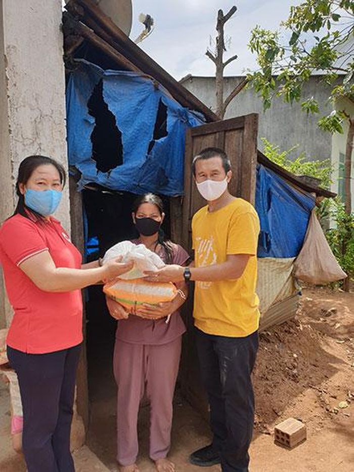 Đại diện Hội Chữ thập đỏ TP Kon Tum cùng nhà tài trợ trao quà tại gia đình chị Y Nik.