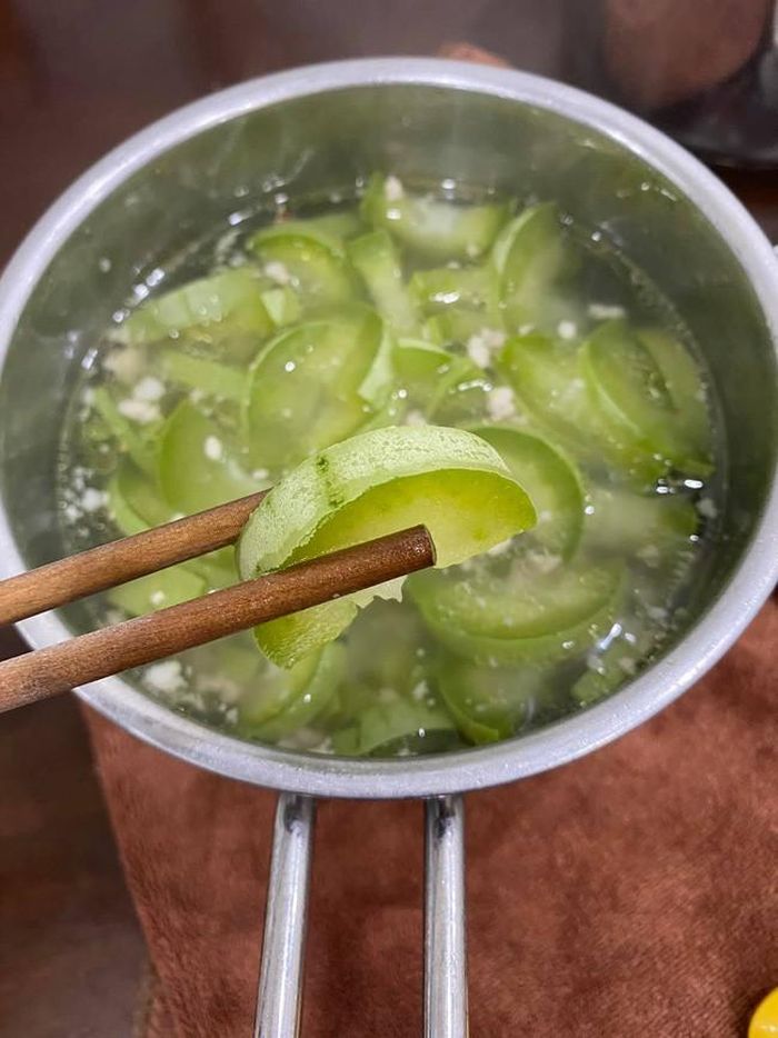 Nấu canh bầu nhưng lười nạo vỏ báo hại cả nhà phải vừa ăn vừa tự loại bỏ vỏ.