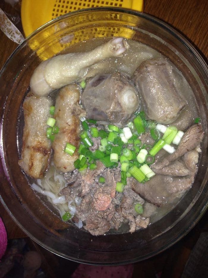 Món phở thập cẩm có gì trong tủ lạnh cũng cho hết vào dành cho người thích "xôi thịt".