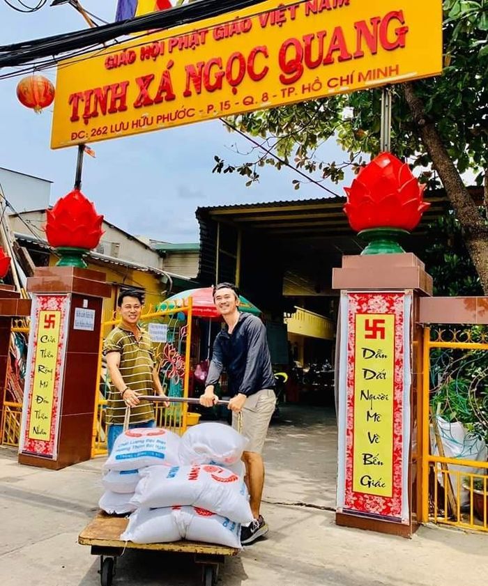 Diễn viên Quốc Cường chia sẻ hình ảnh quyên góp gạo, mỳ, bánh kẹo cho Tịnh Xá Ngọc Quang để nuôi người già và Mái Ấm nuôi trẻ mồ côi và cảm ơn những người bạn đã chung tay đóng góp.