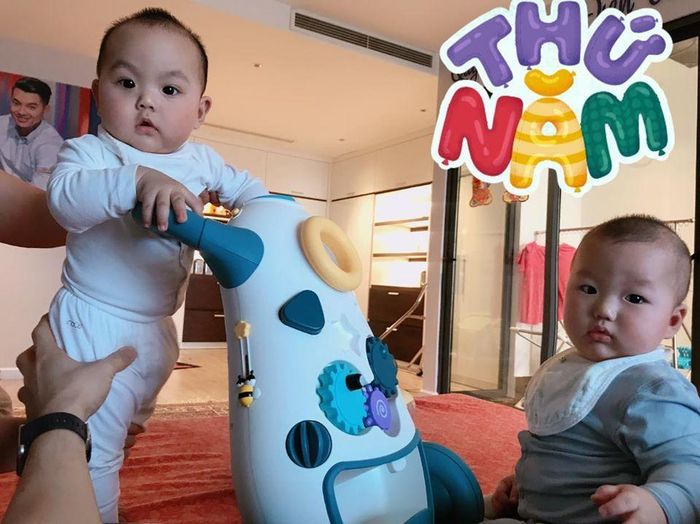 Trương Nam Thành đăng tải loạt ảnh vui chơi cùng con tại nhà. Hai quý tử sinh đôi gần 1 tuổi của Trương Nam Thành và vợ đại gia hơn 15 tuổi, tên thân mật là Sóc và Putin, nhận được nhiều lời khen với làn da trắng, đôi mắt to tròn. Hiện tại, anh ở nhà chăm con để bà xã tập trung công việc kinh doanh.