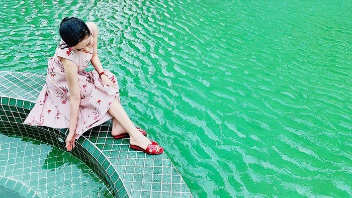 Lệ Quyên đăng ảnh chụp lại khoảnh khắc tận hưởng sự yên bình, an nhiên, đồng thời gửi lời chúc bình an tới tất cả mọi người.