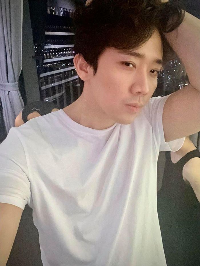 Trấn Thành hào hứng khoe trên trang cá nhân thành tích 4 triệu người theo dõi trên kênh YouTube cá nhân. Nam MC cũng khoe thành tích kinh ngạc của các nền tảng mạng xã hội với hàng chục triệu lượt thích và theo dõi. Ngay sau đó, ông xã Hari Won còn khoe thân hình thon gọn sau thời gian bị gọi là "đuông dừa". "Ốm vậy được chưa bà con?", Trấn Thành dí dỏm viết.
