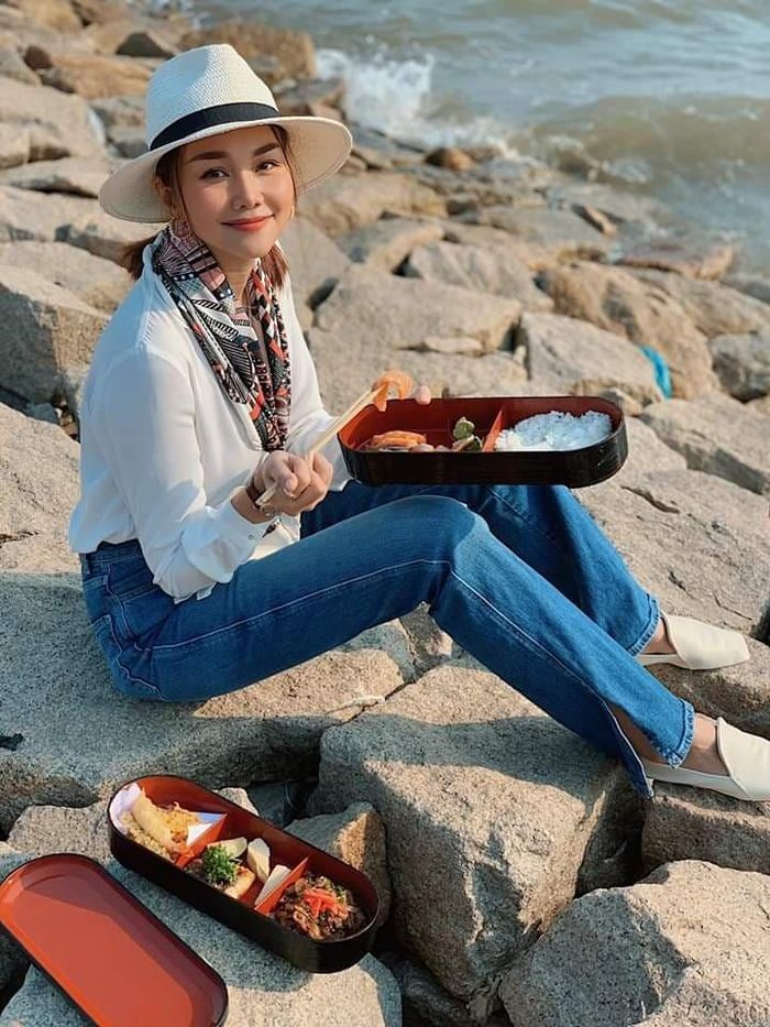 Thanh Hằng chia sẻ hình ảnh ăn cơm hộp và viết: "Thay đổi khung cảnh một chút. Mừng ngày được ra đường".