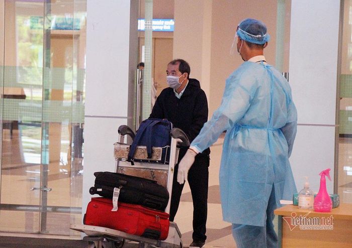 Sau khi xuống sân bay, các hành khách được kiểm tra y tế nghiêm ngặt 