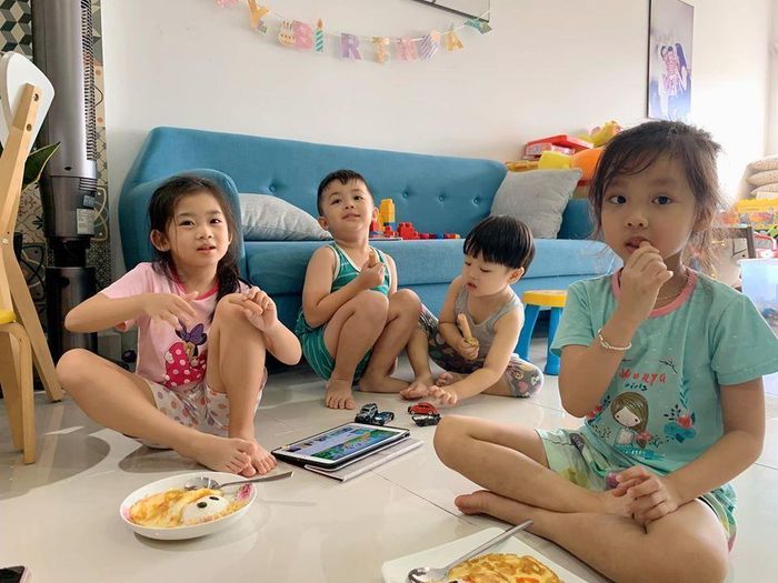 Bé Lavie được đưa sang nhà Huỳnh Đông chơi trong dịp sinh nhật Ái Châu (bạn của Mai Phương).