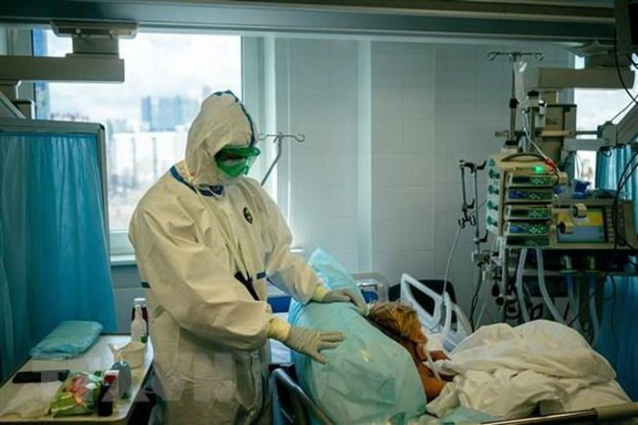 Nhân viên y tế điều trị cho bệnh nhân nhiễm COVID-19 tại bệnh viện K+31 ở Moskva, Nga. (Ảnh: AFP/TTXVN)