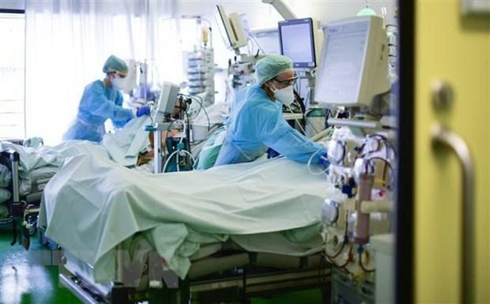 Nhân viên y tế điều trị cho bệnh nhân mắc COVID-19 tại một bệnh viện ở Aachen, Đức. (Ảnh: AFP/TTXVN)