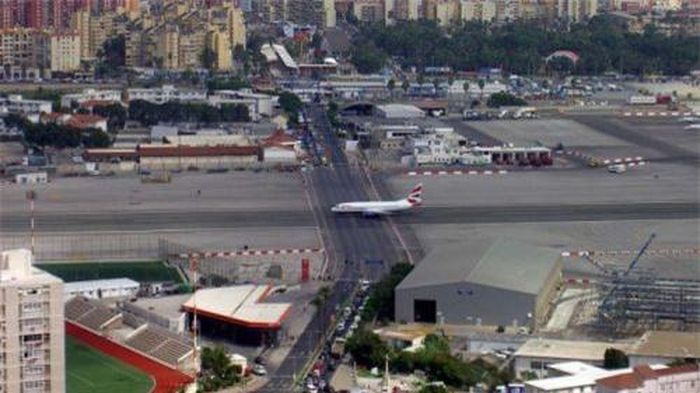 Giao lộ giữa đường xe chạy và đường băng ở sân bay Gibraltar.